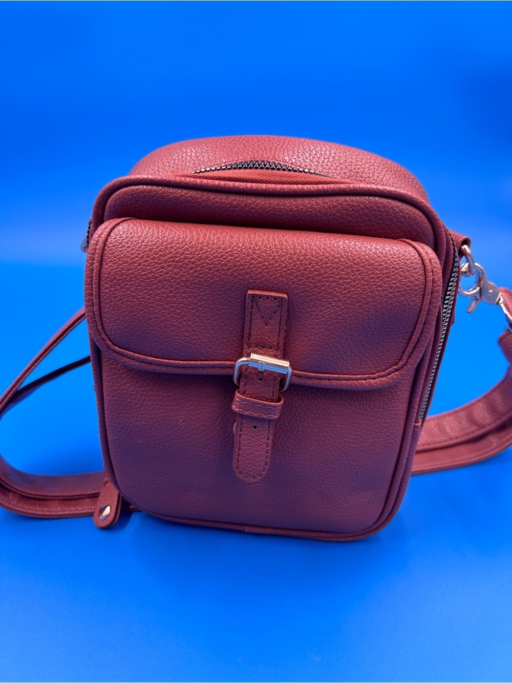 Crossbody exspandable Leather Bag in Burgundy - Classic Daily Carry